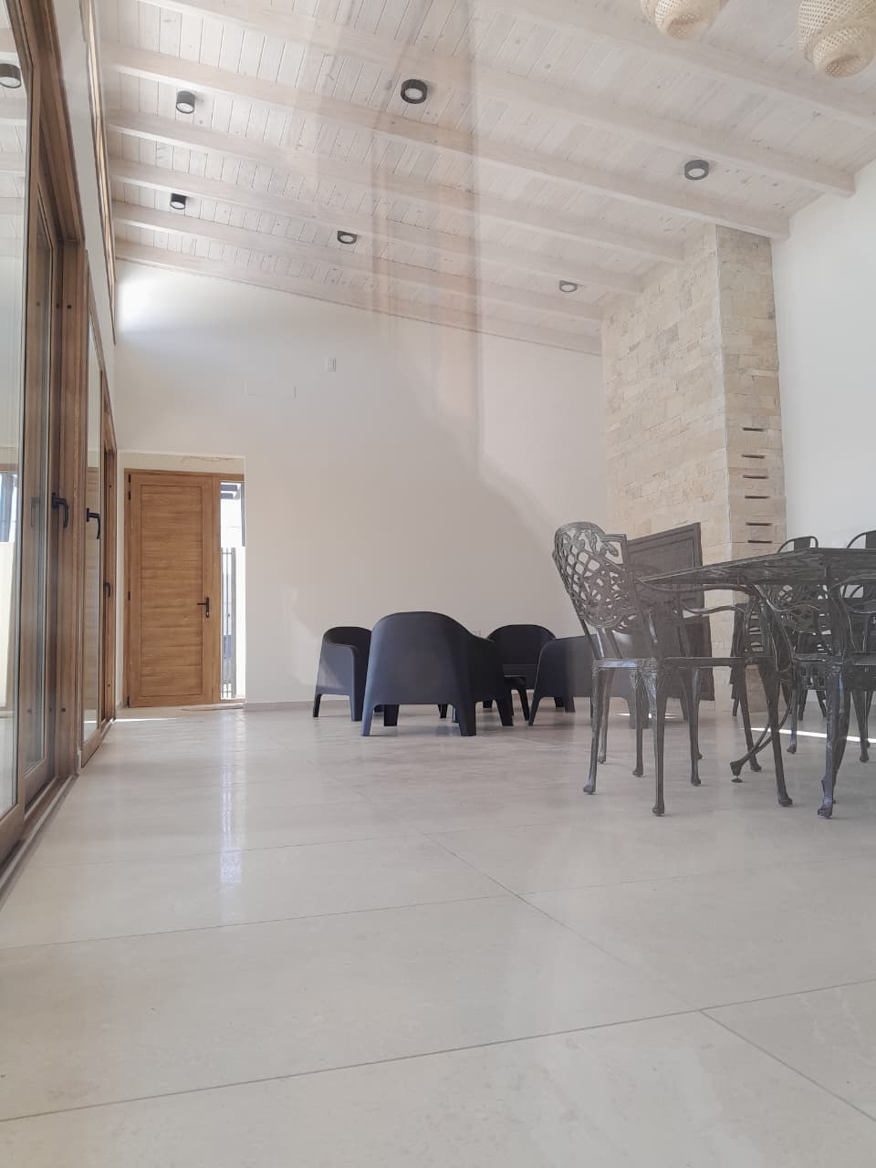 Living comedor con cielorraso de madera
