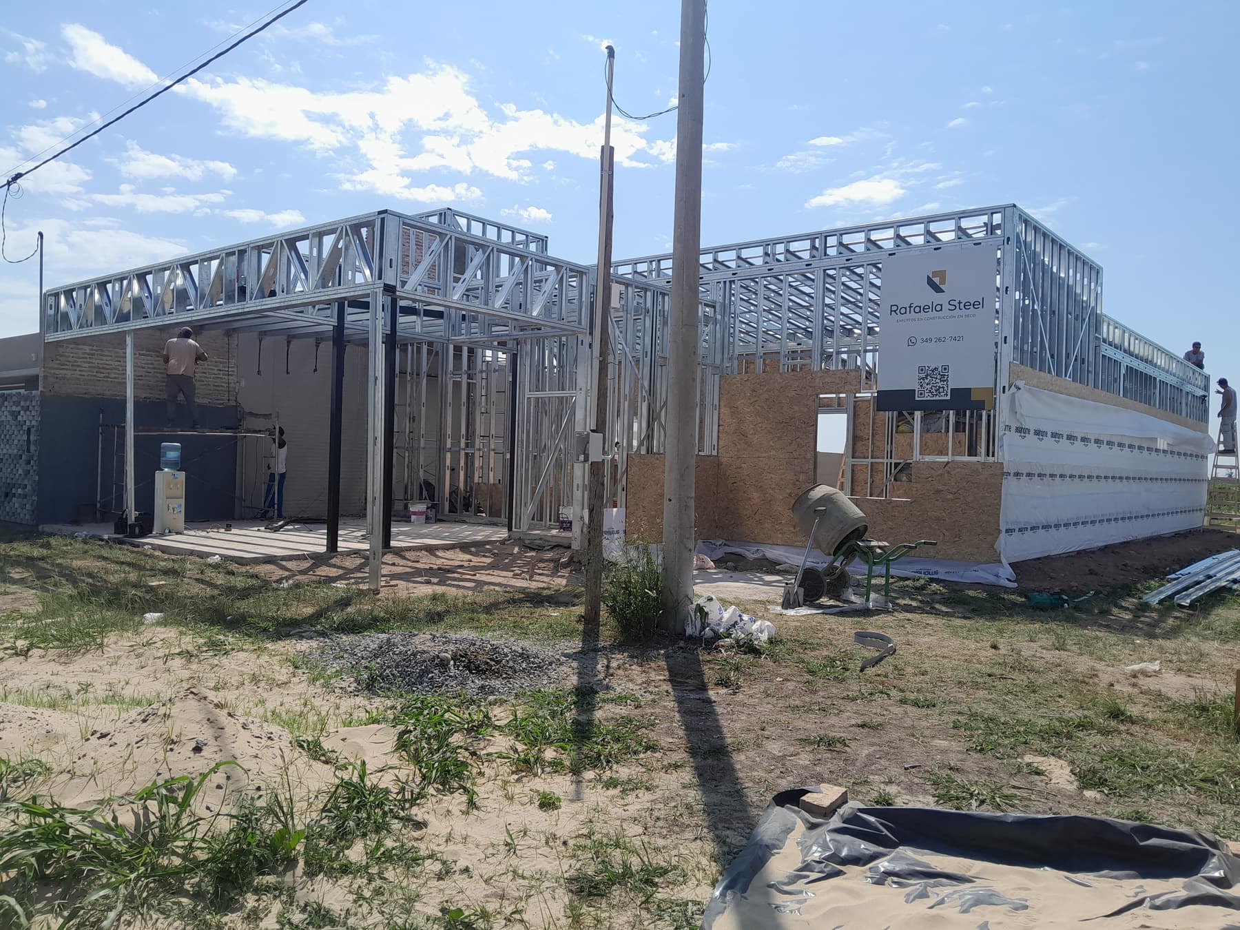 Estructura Steel Frame con cubierta y paneles en avance